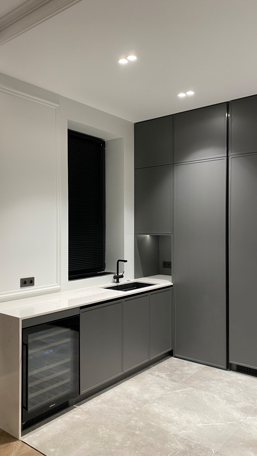 Кухня с кладовой в загородном доме