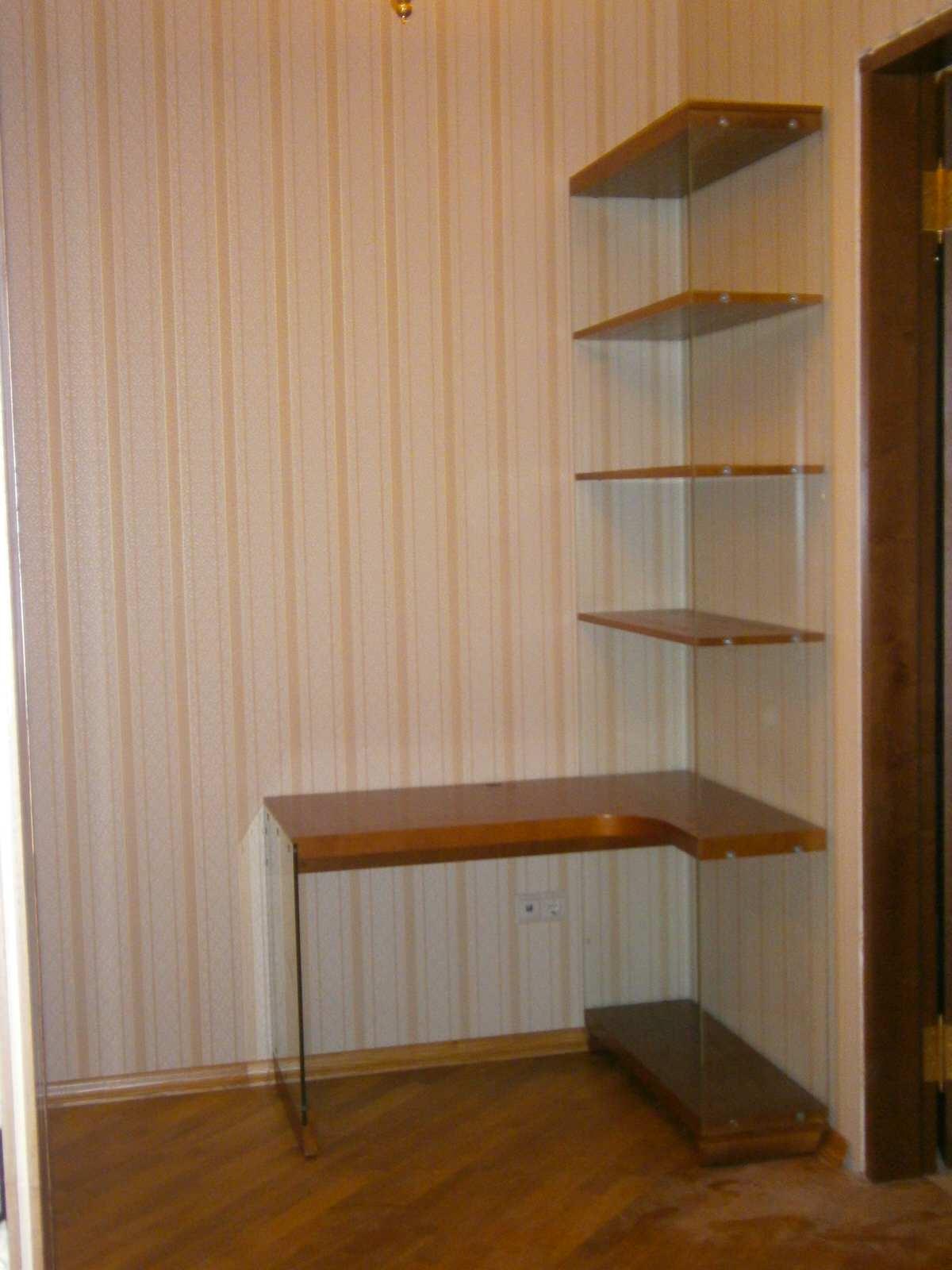 Стол парящий в воздухе.