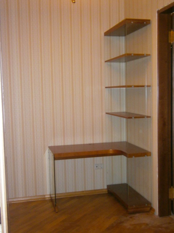 Стол парящий в воздухе.