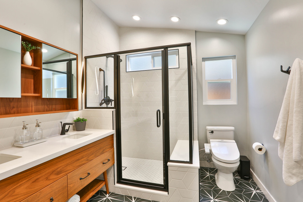 Стильный дизайн: ванная комната в стиле неоклассика (современная классика) с плоскими фасадами, фасадами цвета дерева среднего тона, тумбой под две раковины и напольной тумбой - последний тренд