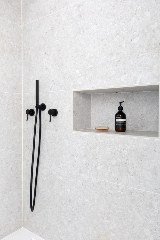 Ejemplo de cuarto de baño principal y gris y negro escandinavo grande con ducha a ras de suelo, baldosas y/o azulejos grises, losas de piedra, paredes grises, suelo blanco, ducha abierta y piedra