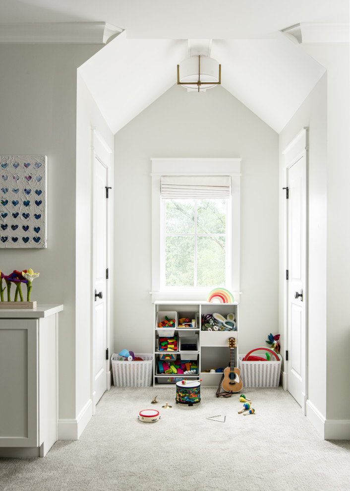 Modelo de dormitorio infantil de 1 a 3 años tradicional renovado de tamaño medio con paredes blancas, moqueta y suelo gris