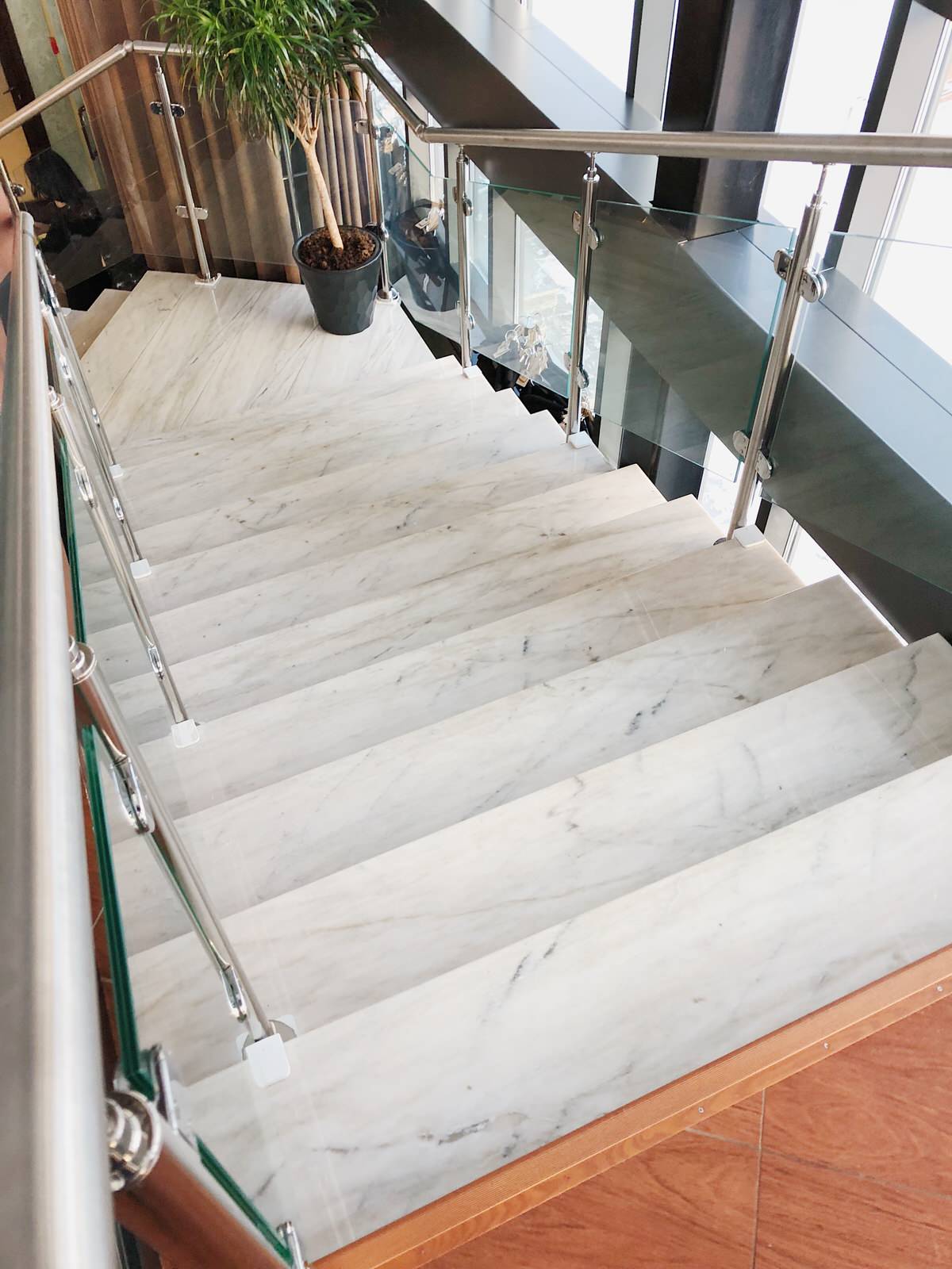 Лестница из белого мрамора "Кибик-Кордон"