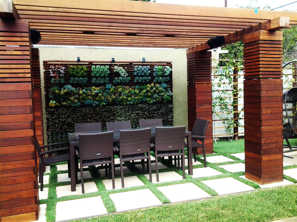 Mid-sized modern backyard patio in Los Angeles with a vertical garden and concrete pavers.