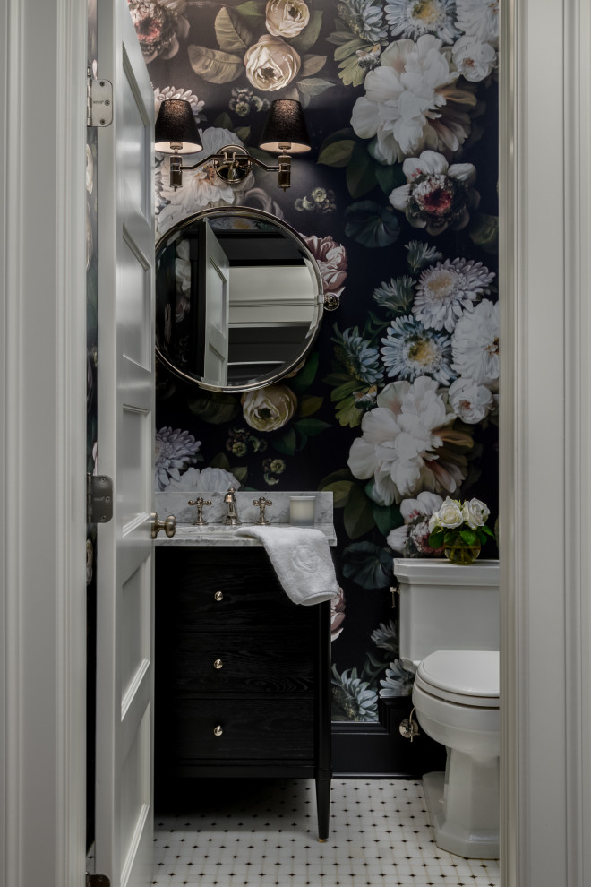 Klassisk inredning av ett litet svart svart toalett, med skåp i shakerstil, svarta skåp, en toalettstol med hel cisternkåpa, flerfärgade väggar, mosaikgolv, ett undermonterad handfat, marmorbänkskiva och flerfärgat golv