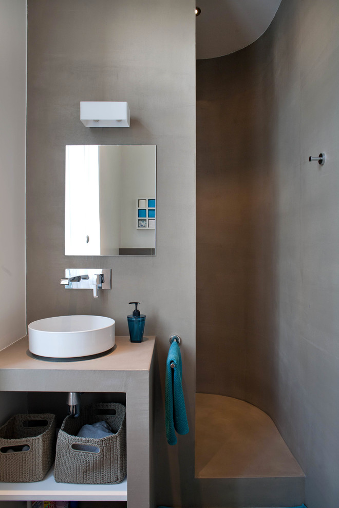 Small contemporary 3/4 bathroom in Paris with a vessel sink, open cabinets, an open shower, grey walls and an open shower.
