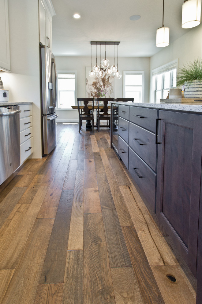 Inspiration for a transitional l-shaped medium tone wood floor and brown floor eat-in kitchen remodel with quartz countertops, an island and white countertops