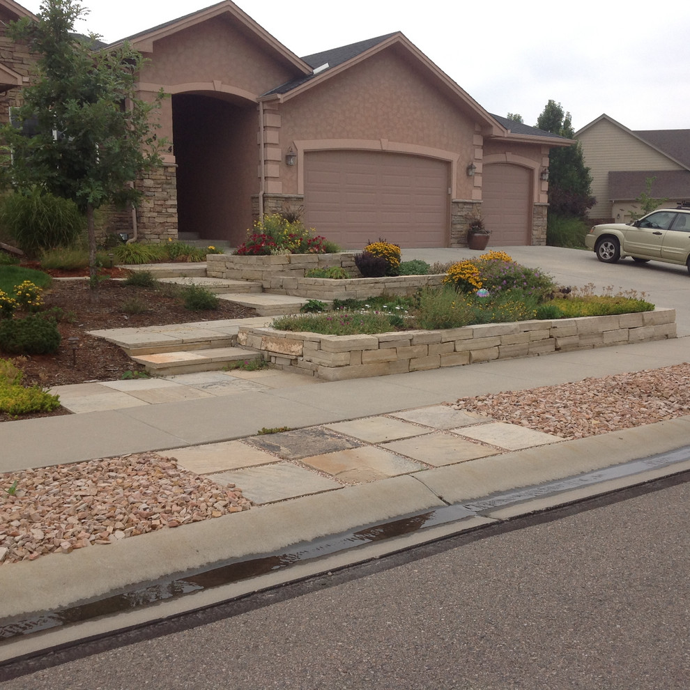 Inspiration for a mid-sized traditional front yard full sun xeriscape in Denver with with path and natural stone pavers.