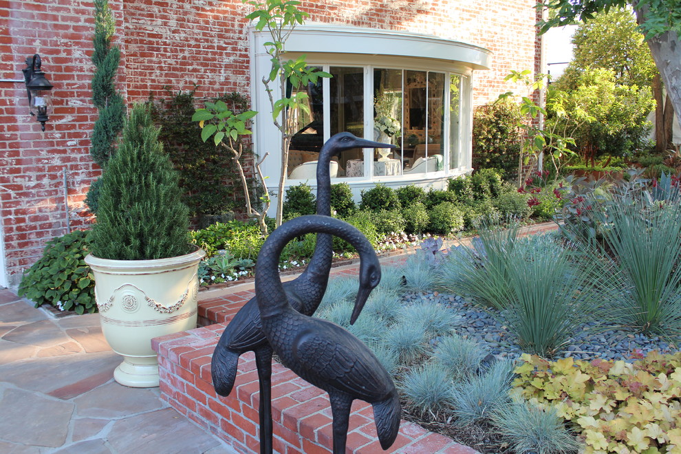 This is an example of an eclectic patio in Los Angeles.