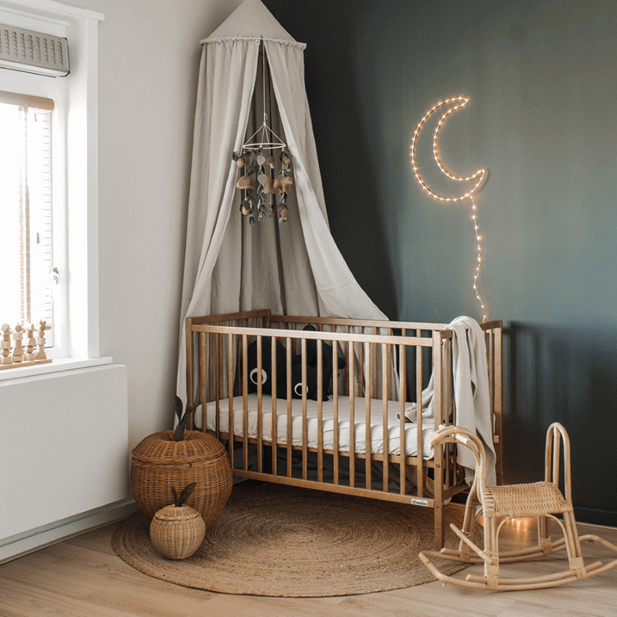Modelo de habitación de bebé niño retro pequeña con paredes verdes y suelo de madera clara