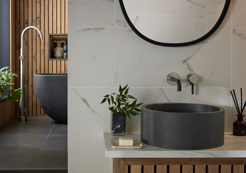 На фото: ванная комната в современном стиле с отдельно стоящей ванной, открытым душем, мраморной плиткой, мраморной столешницей, тумбой под две раковины, напольной тумбой и деревянными стенами