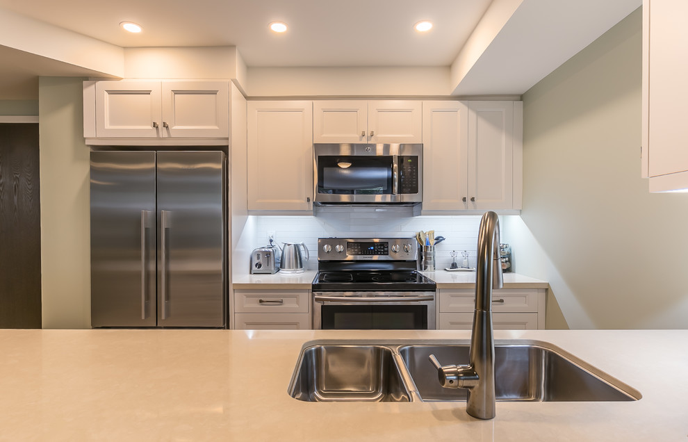 Transitional kitchen photo in Toronto