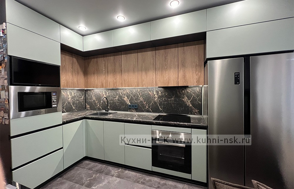 Дизайн кухни на заказ в сочетании зеленого и дерева