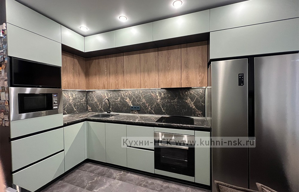 Дизайн кухни на заказ в сочетании зеленого и дерева