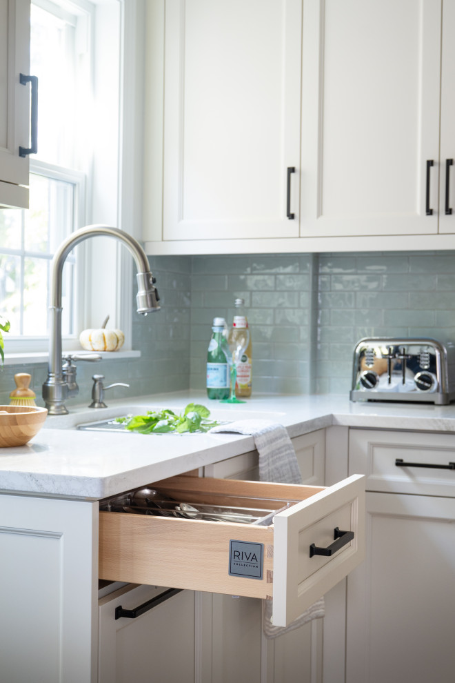 Inspiration for a transitional kitchen remodel in Chicago