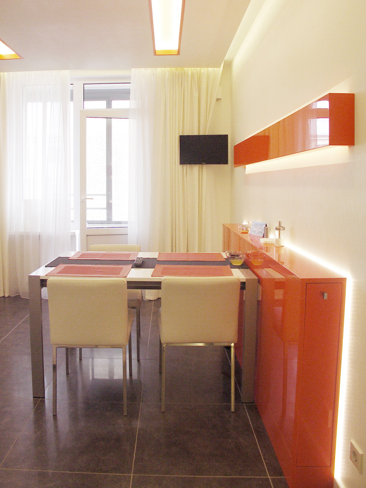 квартира юноши  в С-Пб.