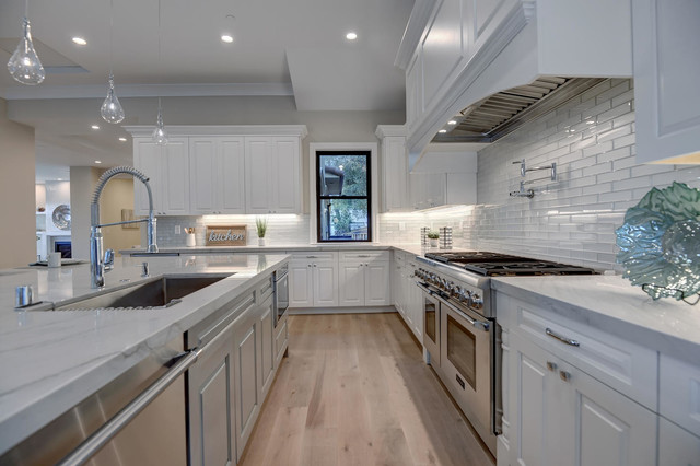 Transitional Kitchen nyklassisk-koekken