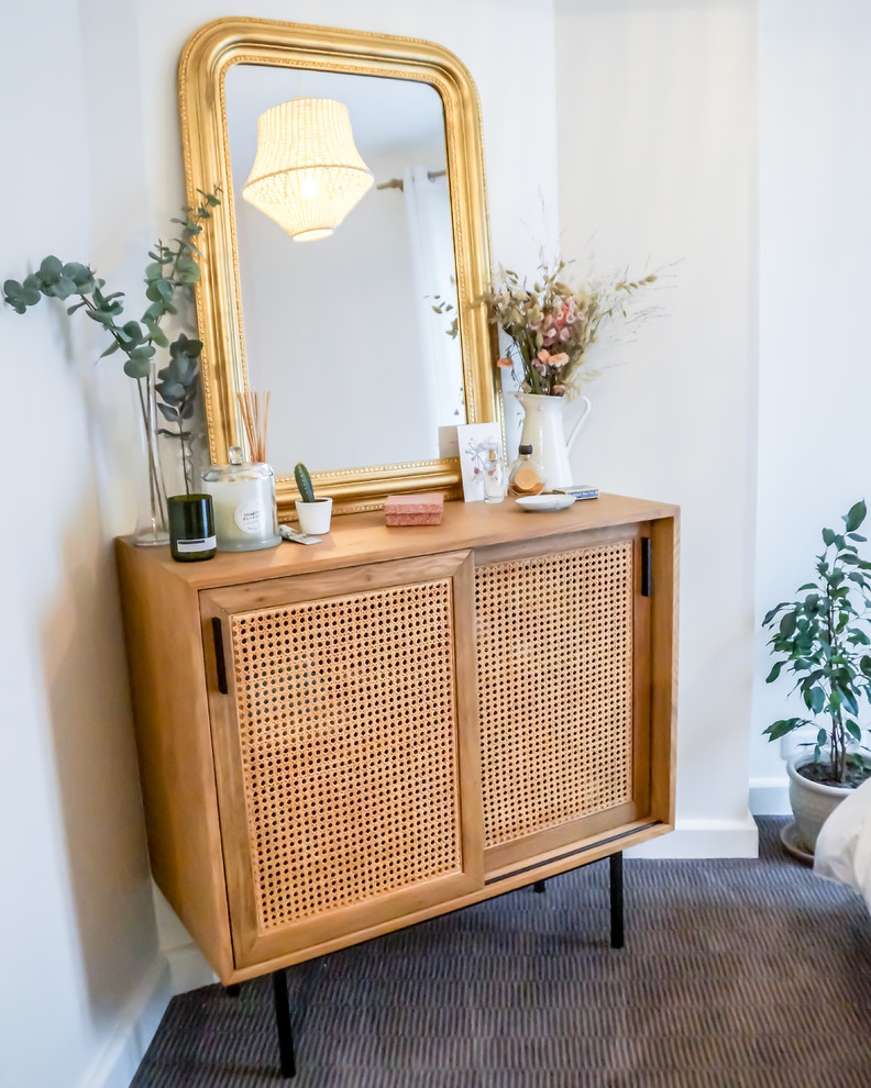 Cette photo montre une chambre avec moquette scandinave de taille moyenne avec un mur blanc et un sol gris.