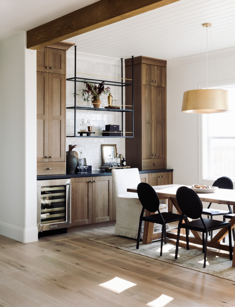 Aménagement d'une grande salle à manger ouverte sur la cuisine classique avec un mur blanc, parquet clair et un plafond en lambris de bois.