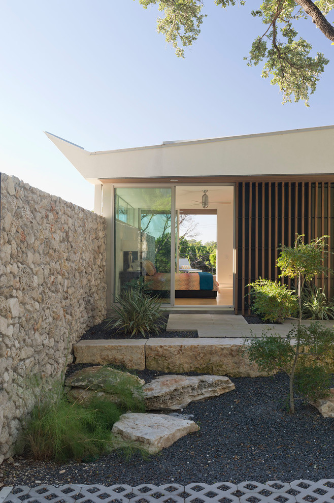 Geometrischer, Großer, Schattiger Moderner Garten hinter dem Haus mit Natursteinplatten in Austin