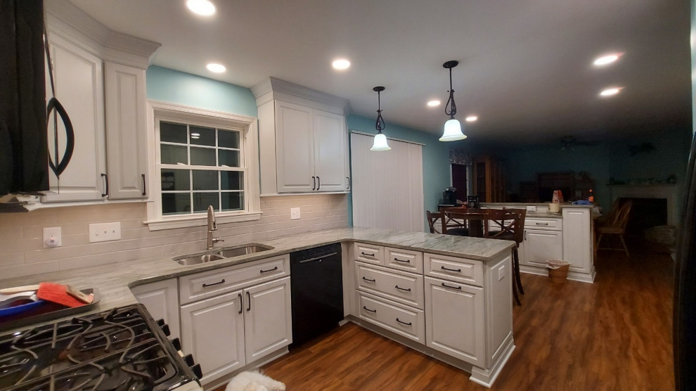 Gracefully Updated Traditional-Style Kitchen