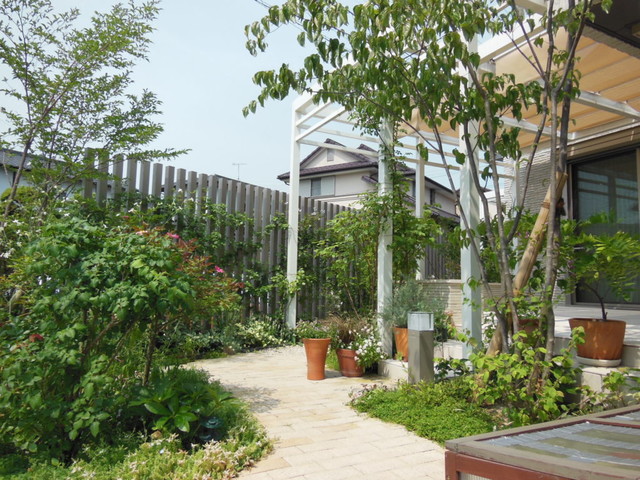 緑に囲まれた癒しの庭 skandinavisch-garten