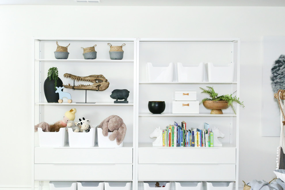 Transitional home design photo in Toronto
