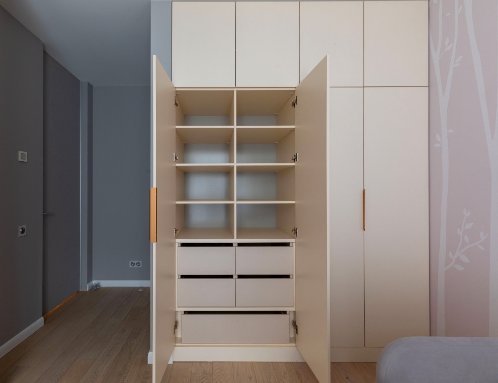 Распашной шкаф для детской