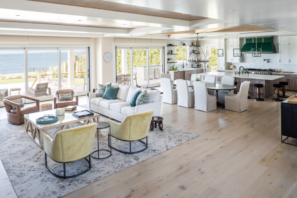 Esempio di un soggiorno stile marino aperto con pareti beige, parquet chiaro e pavimento beige