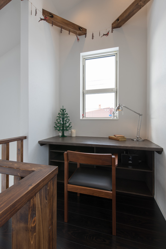 札幌にあるカントリー風のおしゃれなホームオフィス・書斎 (白い壁、造り付け机、茶色い床) の写真