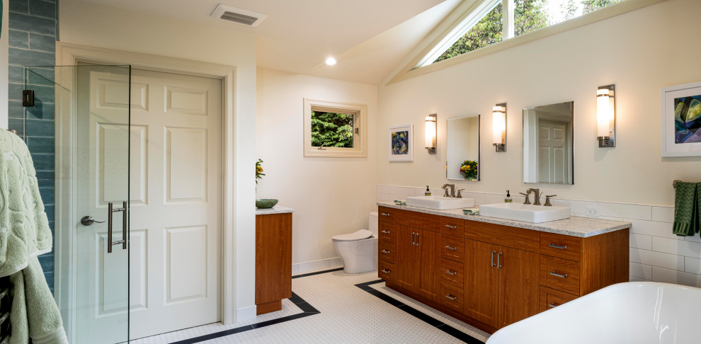 Стильный дизайн: главная ванная комната в современном стиле с фасадами в стиле шейкер, фасадами цвета дерева среднего тона, отдельно стоящей ванной, душем без бортиков, раздельным унитазом, синей плиткой, керамической плиткой, белыми стенами, полом из мозаичной плитки, врезной раковиной, столешницей из искусственного кварца, белым полом, душем с распашными дверями, бежевой столешницей, нишей, тумбой под две раковины и встроенной тумбой - последний тренд
