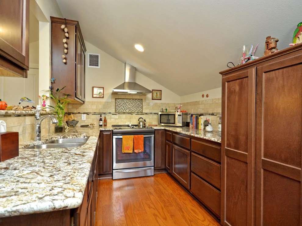 Transitional kitchen photo in Austin