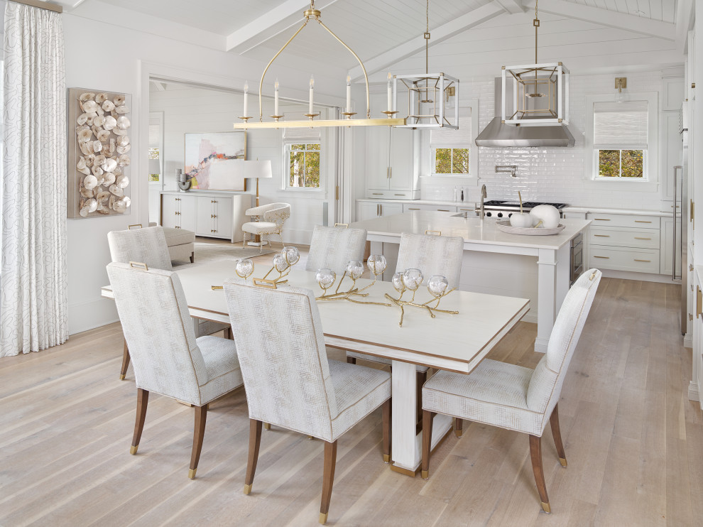 Exemple d'une salle à manger ouverte sur la cuisine chic de taille moyenne avec un mur blanc, parquet clair, un sol beige, poutres apparentes et du lambris de bois.