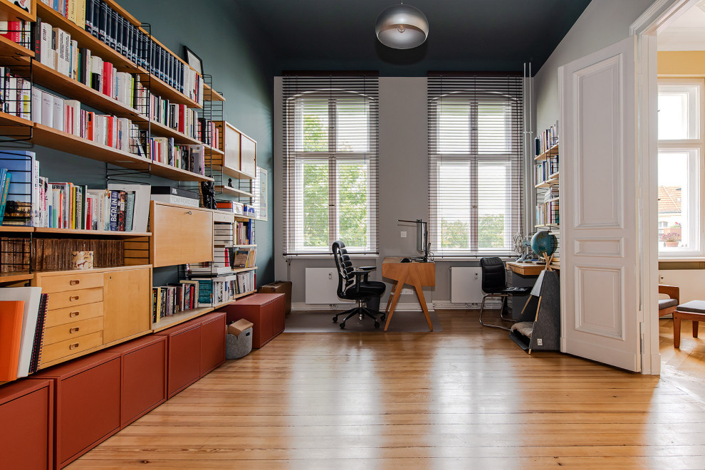 Свежая идея для дизайна: большой кабинет в стиле фьюжн с синими стенами, светлым паркетным полом, отдельно стоящим рабочим столом и коричневым полом - отличное фото интерьера
