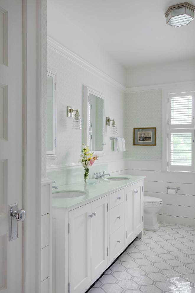 Cette image montre une salle de bain marine avec un placard avec porte à panneau encastré, des portes de placard blanches, un mur blanc, un sol en carrelage de céramique, un sol blanc, meuble double vasque, meuble-lavabo encastré et du lambris de bois.