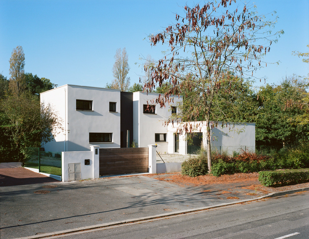 Inspiration for a contemporary home design in Nantes.