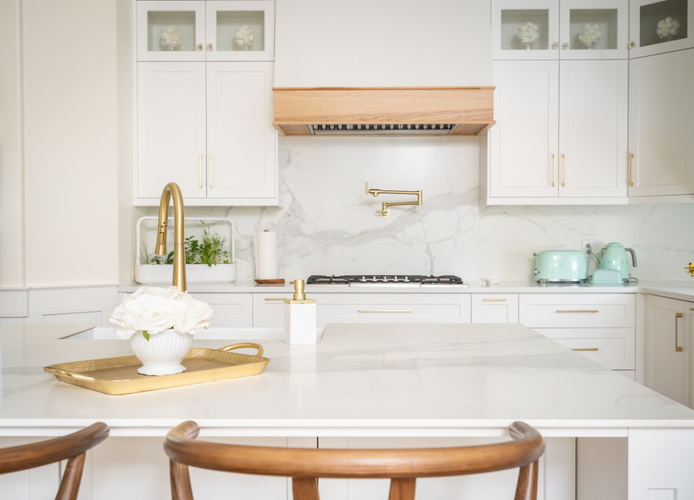 Inspiration for a mid-sized transitional l-shaped eat-in kitchen in Other with a farmhouse sink, shaker cabinets, white cabinets, quartz benchtops, yellow splashback, porcelain splashback, stainless steel appliances, light hardwood floors, with island, brown floor and white benchtop.