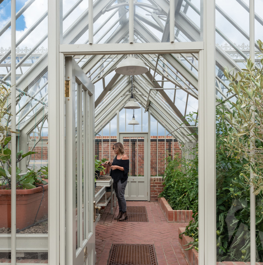 Photo of a large traditional detached greenhouse in Hampshire.