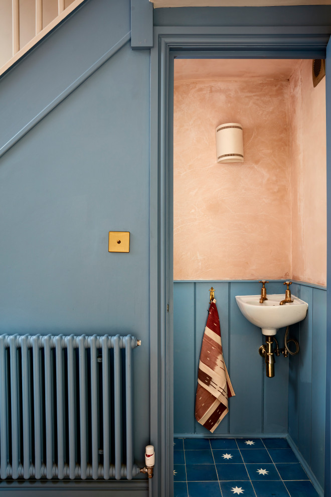 ロンドンにあるトラディショナルスタイルのおしゃれなトイレ・洗面所の写真