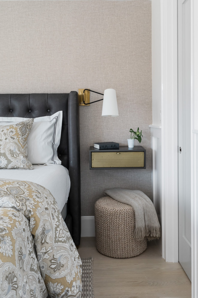 Imagen de dormitorio principal actual de tamaño medio sin chimenea con paredes marrones, suelo de madera clara, suelo beige, papel pintado y papel pintado