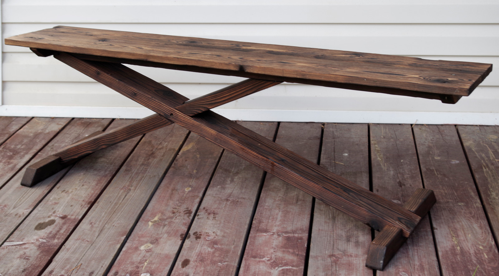 Садовая мебель из обожжённой и брашированной древесины.