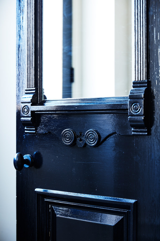 Transitional entryway photo in Toronto