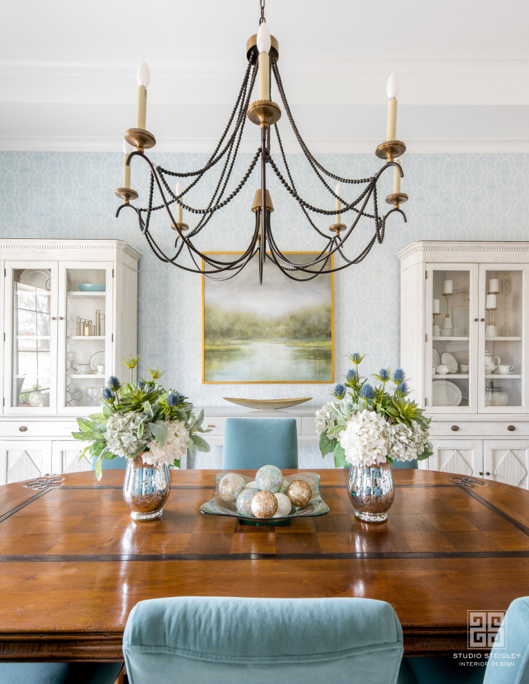 Immagine di una grande sala da pranzo aperta verso la cucina classica con pareti blu, parquet scuro, pavimento marrone, soffitto ribassato e carta da parati