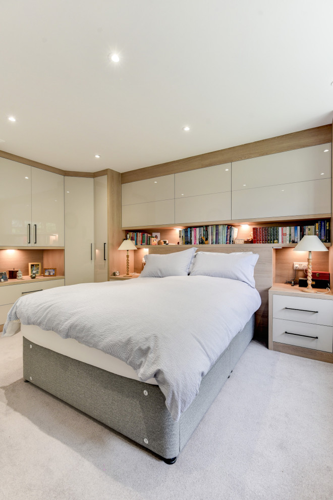 Стильный дизайн: хозяйская спальня среднего размера: освещение в современном стиле с белыми стенами, ковровым покрытием и фиолетовым полом без камина - последний тренд