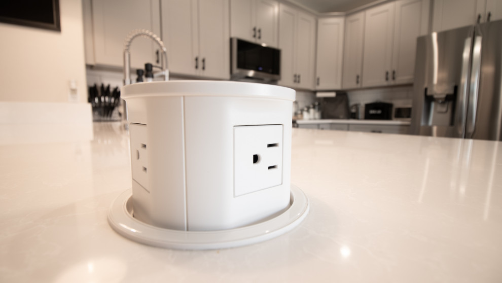 Idéer för ett stort modernt vit kök, med en enkel diskho, skåp i shakerstil, grå skåp, bänkskiva i kvarts, vitt stänkskydd, stänkskydd i tunnelbanekakel, rostfria vitvaror, laminatgolv, en halv köksö och beiget golv