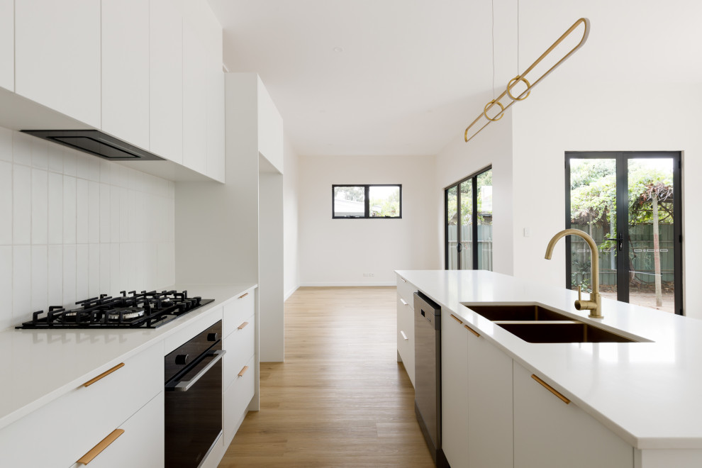 Photo of a contemporary kitchen in Adelaide.