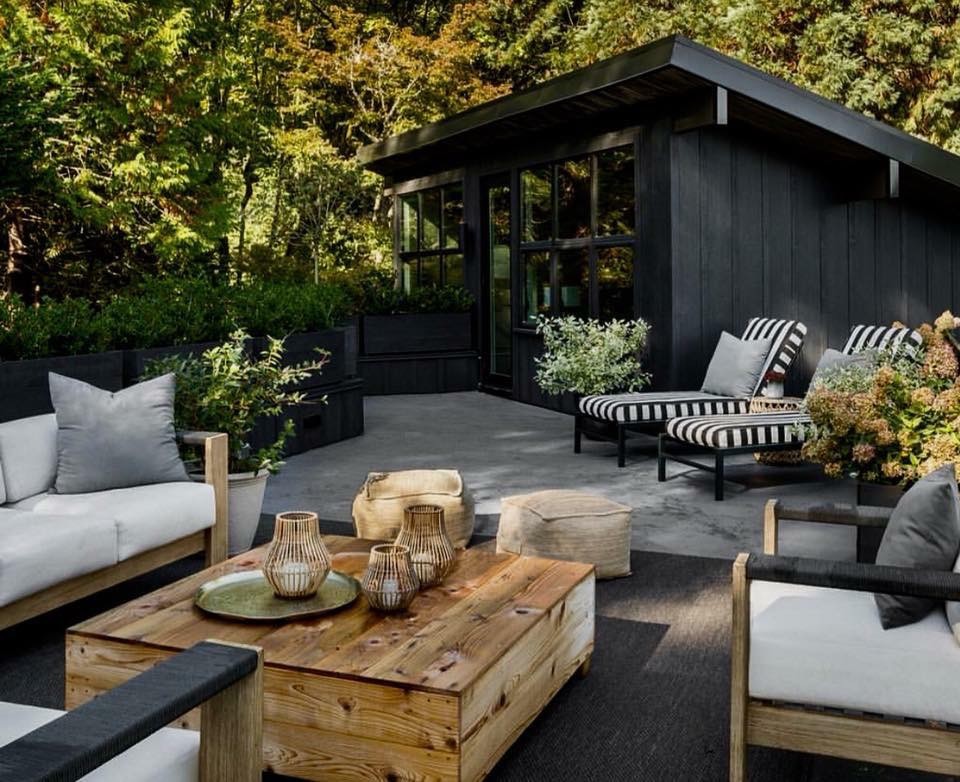 Example of a transitional home design design in Chicago