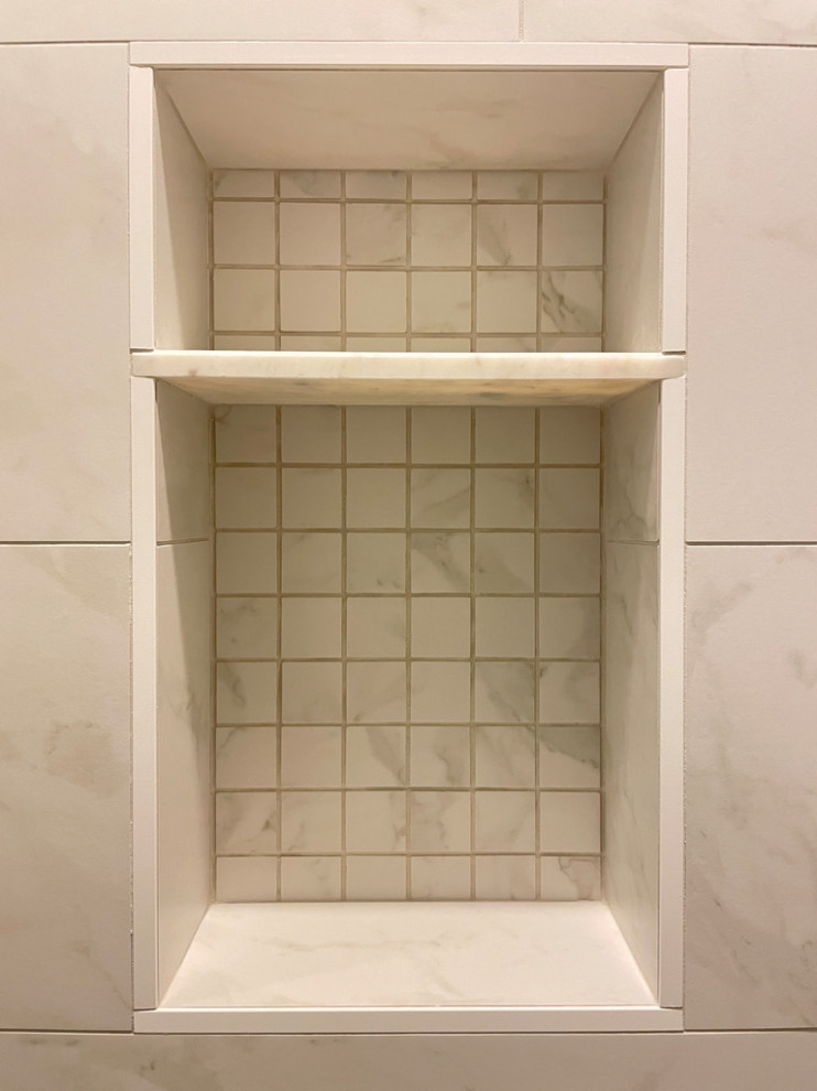 Exempel på ett mellanstort klassiskt en-suite badrum, med en dusch i en alkov, vit kakel, travertinkakel, beige väggar, travertin golv, beiget golv och dusch med gångjärnsdörr