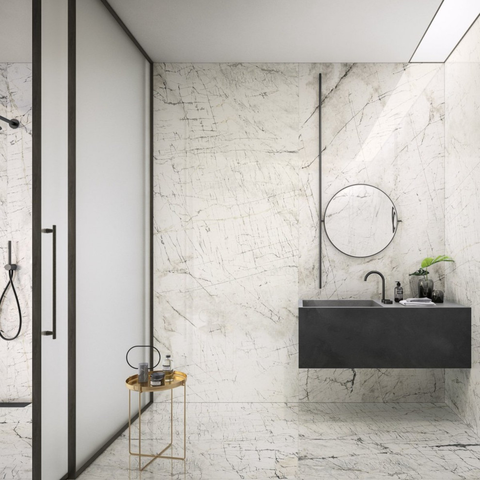 Modelo de cuarto de baño actual con baldosas y/o azulejos blancos, baldosas y/o azulejos de porcelana y paredes blancas