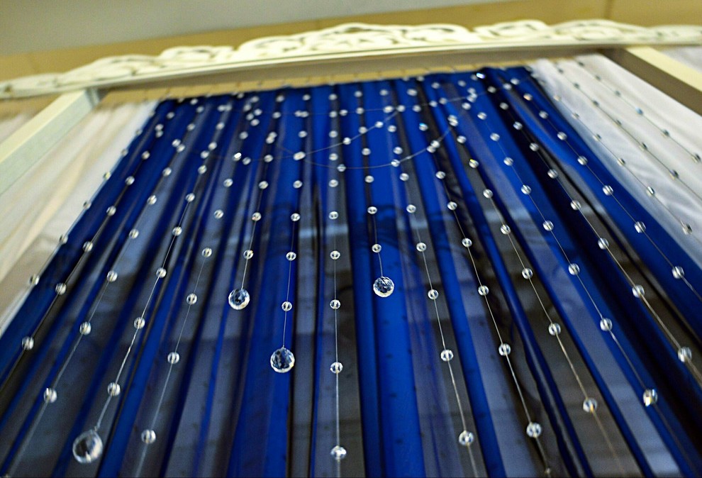 Оформление свадебной арки хрустальными нитями